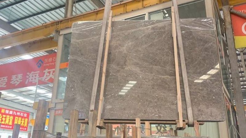 在选购石英石台面时，首先要关注板材的质量。优质的石英石台面应具备以下特点：