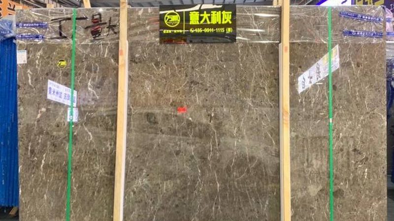 大理石洗衣柜台面以其天然的纹理和优雅的外观受到许多消费者的喜爱。它具有以下特点：